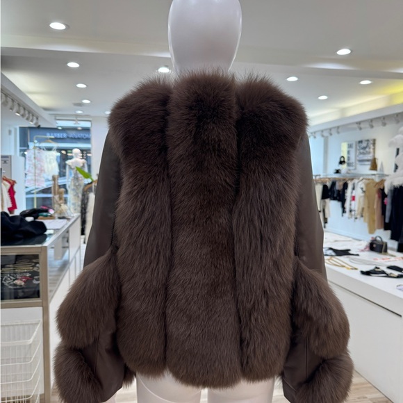 Brown Leather Jacket with Luxurious Fur Trim - Picture 2 of 5